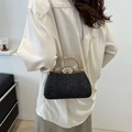 Borsa da sera nera glitterata con manico in cristallo e chiusura a corona indossata da modella - Nero