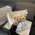 Dettaglio borsa a mano bianca con perline arancioni e tracolla a catena argento - Bianco