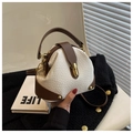 Retro-Handtasche aus weißem Kieselleder mit dunkelbraunem Kontrast und Goldbeschlägen - Weiß