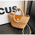 Borsa a tracolla intrecciata con pompon colorati, chiusura a perla e pelle - Cachi