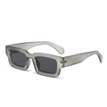 Lunettes de soleil rectangulaires rétro avec monture grise translucide et verres noirs - Monture Grise / Verres Gris-Noir