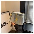 Schicke hellblaue Tweed-Mini-Vanity-Bag mit goldener Kette und Kamelien-Anhänger-Dekor - Hellblau