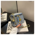 Mini-Kettentasche aus blau-weißem Tweed mit goldenen Beschlägen und Kugelanhänger - Dunkelblau
