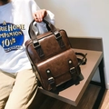 Dettaglio dello zaino in pelle PU marrone scuro con fibbie in metallo vintage e tasca frontale - Marrone