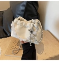 Dettaglio borsa a tracolla arricciata con catena di perle opache e pendente a sfera - Bianco