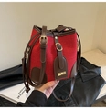 Borsa a secchiello rossa intrecciata con finiture in finta pelle marrone e fibbia oro - Rosso