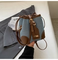 Borsa a secchiello blu-grigio testurizzata con finiture in pelle marrone e dettagli oro - Blu