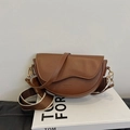 Bolso tipo silla de montar marrón retro con correa ancha y herrajes dorados - Marrón