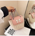 Borsa a catena in paglia rosa e beige con fiocco in metallo per vacanze al mare - Rosa