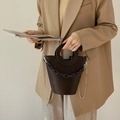 Borsa a secchiello minimalista in pelle testa di moro con catena in resina e oro - Marrone
