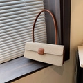 Beige Canvas Umhängetasche mit braunem Leder und rechteckiger Klappe auf Holzleiste - Beige mit Braun