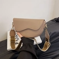 Bolso de montura caqui con correa ancha y diseño retro texturizado minimalista - Caqui