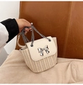 Mini borsa a secchiello in paglia beige con fiocco argento e tracolla a catena - Bianco