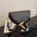 Bolso de hombro tipo silla negro con correa ancha bicolor y herrajes dorados - Negro