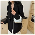 Borsa hobo chic argento metallizzato a specchio con sottile tracolla a catena - Argento