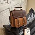 Retro-Rucksack aus PU-Leder in Dunkelbraun und Camel mit handgenähten Details für Damen - Braun