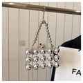Strukturierte silberne Perlenhandtasche mit Metallic-Finish und feiner Kette - Glänzender Silberner Kugel-Stil (1)