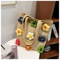 Beige Stroh-Tote-Bag mit bunten Häkelblumen-Details und doppelten Tragegriffen - Khaki