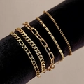 Ensemble de cinq bracelets chaînes dorés de textures variées sur un présentoir en velours - Doré