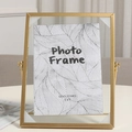 Détail du cadre photo 5x7 en métal doré avec verre double face et support rotatif - 6 Pouces / Doré