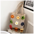 Handgefertigte beige Häkeltasche mit bunten 3D-Blumen und doppelten Tragegriffen - Gebrochenes Weiß