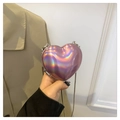 Sac bandoulière cœur violet iridescent avec chaîne argentée fine et finition métallique - Rose