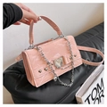 Rosa Mini-Vierecktasche mit Marmormuster, silberner Herzschnalle und Kette - Rosa