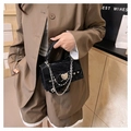 Schicke schwarze strukturierte Mini-Handtasche mit silbernem Herz und Kettenriemen - Schwarz
