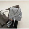 Hellblauer gesteppter Mini-Rucksack mit silberner Kette und Metall-Drehverschluss - Blau