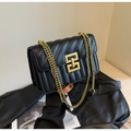 Elegante borsa trapuntata nera con catena dorata e fibbia metallica geometrica - Nero