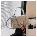 Hellgraue Mini-Handtasche mit silbernem Herzschloss und strukturierter Faltenoptik - Silber