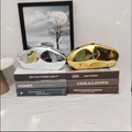 Makro-Detail von metallischen Abendtaschen in Wolkenform in Gold und Silber Spiegeleffekt - Gold