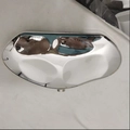 Nahaufnahme des glatten, silbernen Acryl-Ornaments mit Spiegeleffekt an einer Umhängetasche - Silber