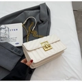 Elegante borsa a tracolla trapuntata beige con chiusura geometrica dorata - Bianco Sporco