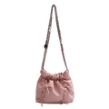 Rosa plissierte Beuteltasche mit Leder-Schleifen und silbernem Kettenriemen - Rosa