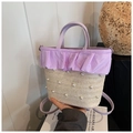 Mini borsa a tracolla in paglia intrecciata lavanda e beige con perle e manico a volant - Viola