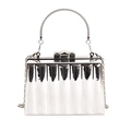 Silberne Metallic-Clutch mit Faltenstruktur, Griff und feiner Ketten-Schultergurt - Silberner Vertikaler Plissee-Stil (4)