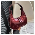 Donkerrode halve maan hobo tas van glanzend lakleer met een modern strak design - Bordeauxrood