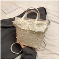 Mini borsa a secchiello intrecciata crema con perle e rifiniture eleganti con volant - Bianco