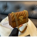 Borsa a tracolla marrone trapuntata con fibbia dorata geometrica e tracolla a catena - Marrone