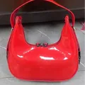 Rode lakleren halve maan tas in dumpling-stijl met zilveren metalen accenten - Lichtrood