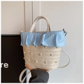 Mini borsa a tracolla in paglia intrecciata con volant azzurri e perle bianche - Blu