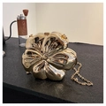 Goldene Abendtasche in Blumenform mit metallischem Spiegeleffekt und Kettenträger - Dreidimensionale Blumenform / Gold