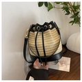 Kontrastreiche Stroh-Beuteltasche mit schwarzen Leder-Details und Gold-Hardware - Schwarze Gewebte Tasche (Leder Patchwork Stroh)