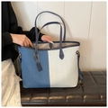 Elegante borsa tote in denim bianco e blu con manici in pelle in scena lifestyle - Azzurro