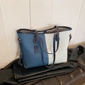 Borsa tote in denim blu e tela bianco sporco con eleganti spalline in pelle di qualità - Blu scuro
