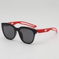 Gafas de sol deportivas infantiles con montura negra y patillas rojas caladas - Montura Negra Patilla Roja