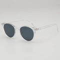 Retro Quadratische Sonnenbrille mit transparentem Rahmen und dunkelgrauen Gläsern im 45-Grad-Blick - Transparenter Rahmen Graue Gläser