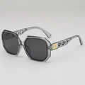 Occhiali da sole ottagonali grigi con aste con lettera B e logo metallico dorato - Montatura grigia traslucida Lente grigia