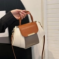 Driekleurige patchwork handtas met bruine klep en elegant gevlochten handvat - Donkerbruin Color-block